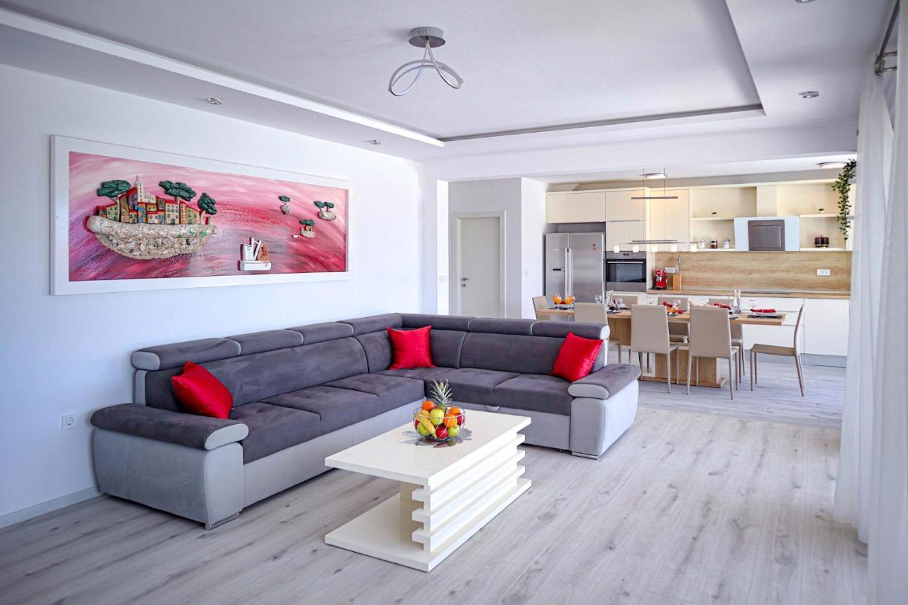 Villa Angelus With Heated Pool Kucine ภายนอก รูปภาพ