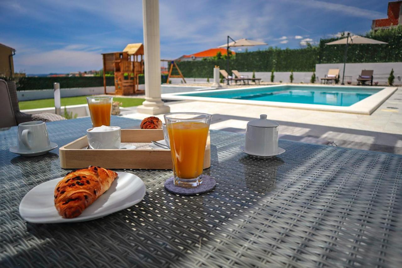 Villa Angelus With Heated Pool Kucine ภายนอก รูปภาพ