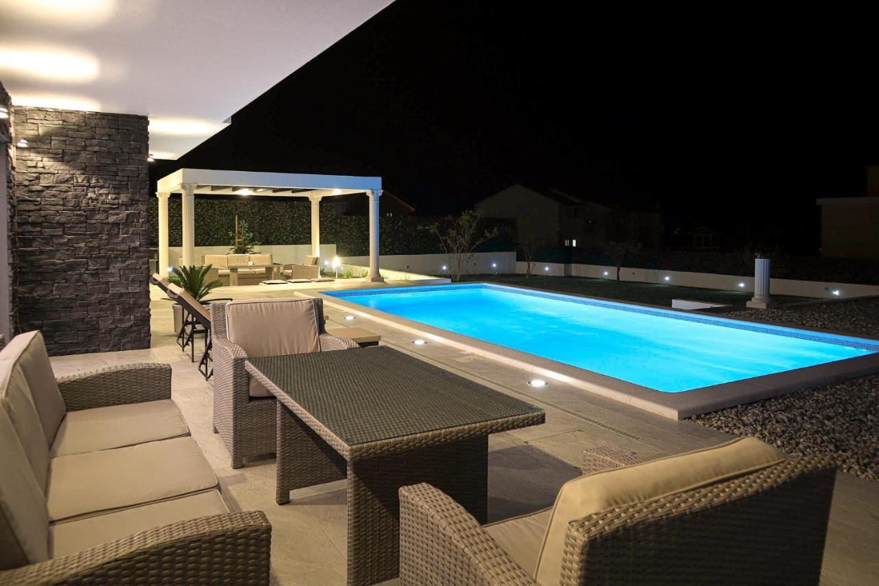 Villa Angelus With Heated Pool Kucine ภายนอก รูปภาพ
