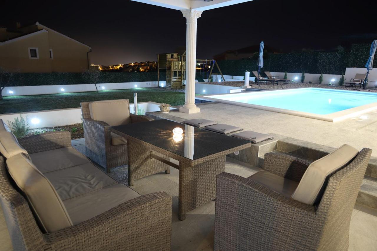 Villa Angelus With Heated Pool Kucine ภายนอก รูปภาพ