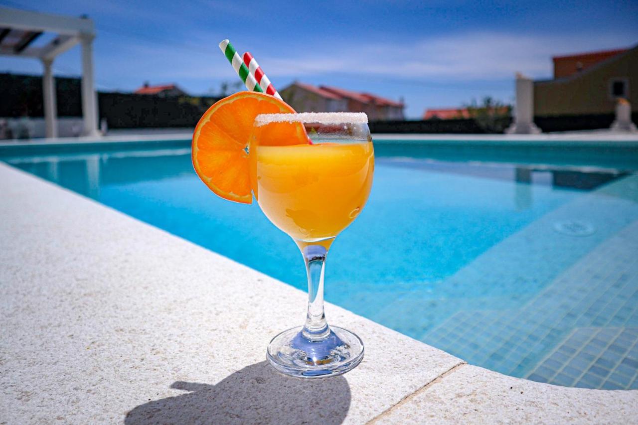 Villa Angelus With Heated Pool Kucine ภายนอก รูปภาพ