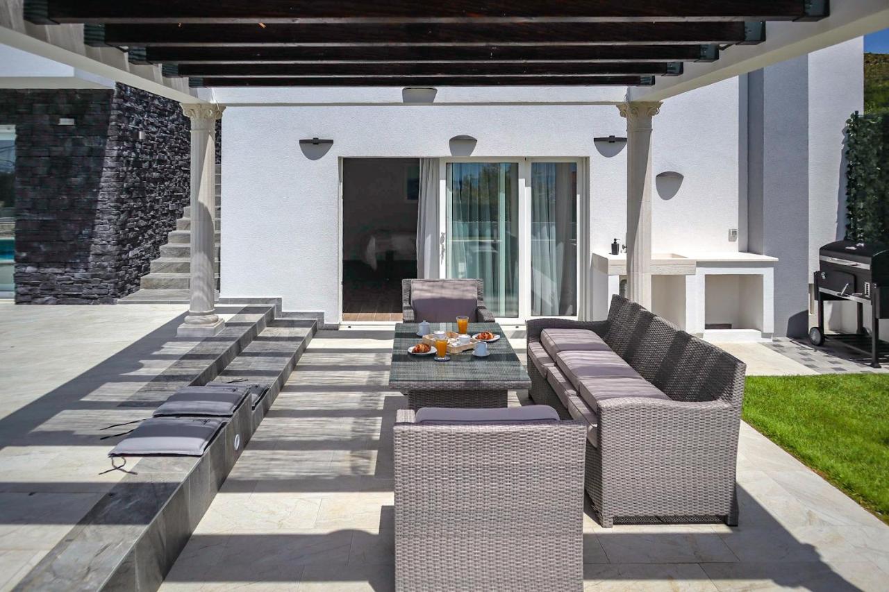Villa Angelus With Heated Pool Kucine ภายนอก รูปภาพ