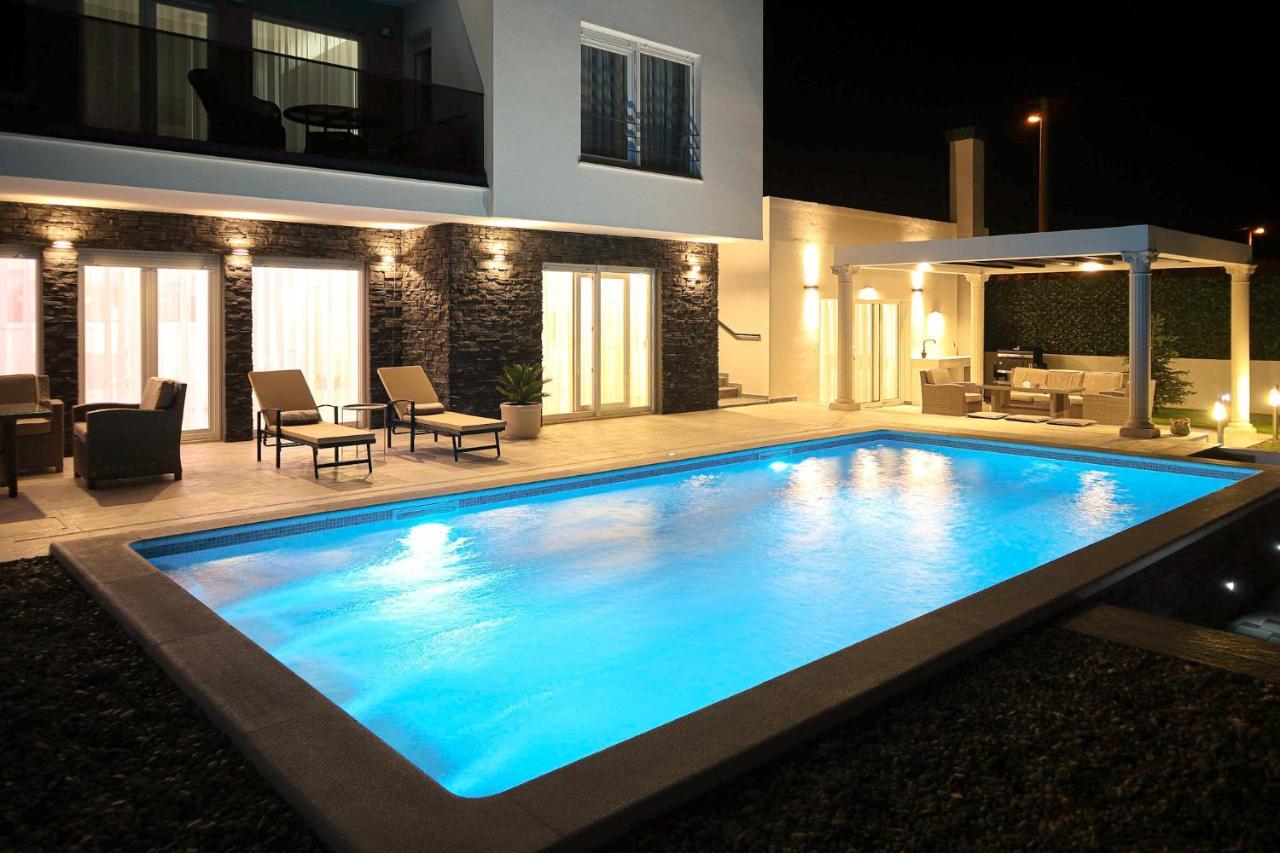 Villa Angelus With Heated Pool Kucine ภายนอก รูปภาพ